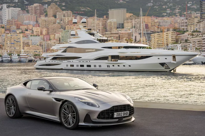 ภาพรถ Aston Martin DB12 ของแท้จากสื่อทางการของผู้ผลิต ใช้ประกอบการเลือกไซซ์ยางให้ตรงรุ่น