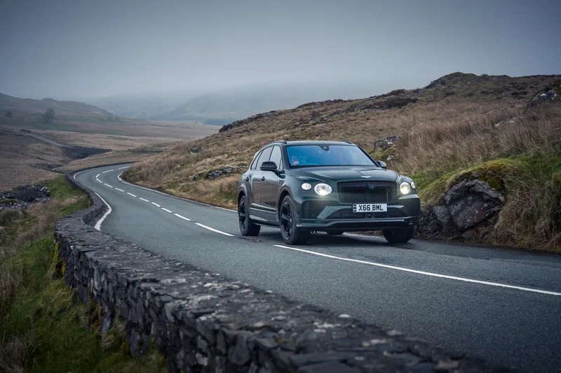 ภาพรถ Bentley Bentayga ของแท้จากสื่อทางการของผู้ผลิต ใช้ประกอบการเลือกไซซ์ยางให้ตรงรุ่น