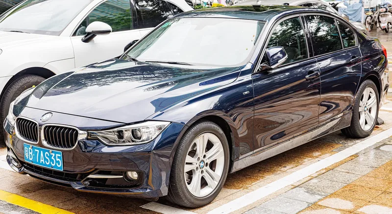 ภาพรถ BMW 3 Series รุ่นเก่า คันจริง ใช้ประกอบการเลือกรุ่น