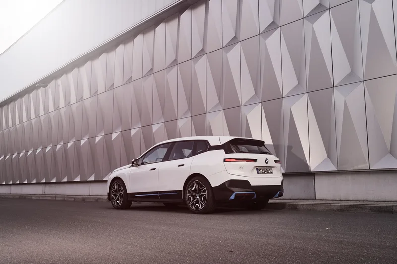 ภาพรถ BMW iX ของแท้จากสื่อทางการของผู้ผลิต ใช้ประกอบการเลือกรุ่น