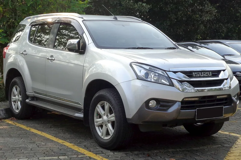 ภาพรถ Isuzu MU-X รุ่นแรก (2013-2020) คันจริง ใช้ประกอบการเลือกไซซ์ยางให้ตรงรุ่น