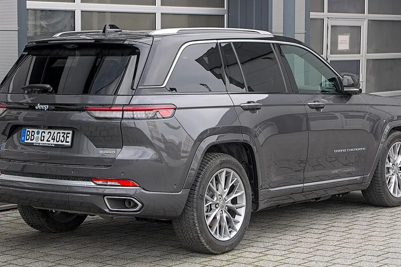 ภาพรถ Jeep Grand Cherokee 4xe (WL, 2023-ปัจจุบัน) คันจริง ใช้ประกอบการเลือกรุ่น