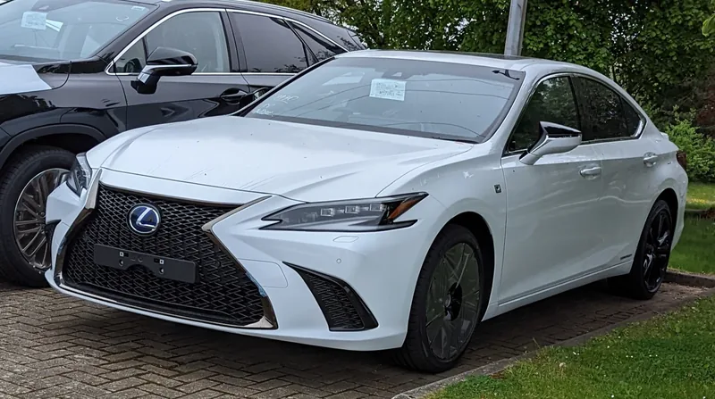 ภาพรถ Lexus ES คันจริง ใช้ประกอบการเลือกรุ่น