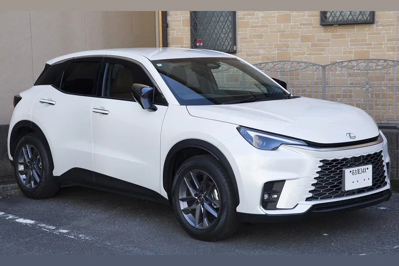 ภาพรถ Lexus LBX (2024-ปัจจุบัน) คันจริง ใช้ประกอบการเลือกไซซ์ยางให้ตรงรุ่น