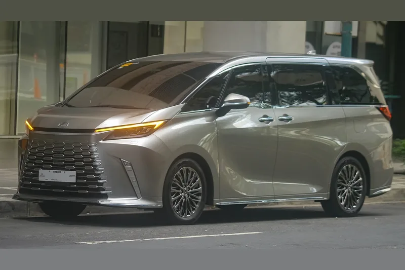ภาพรถ Lexus LM ตัวถัง AW10 (2023-ปัจจุบัน) คันจริง ใช้ประกอบการเลือกไซซ์ยางให้ตรงรุ่น