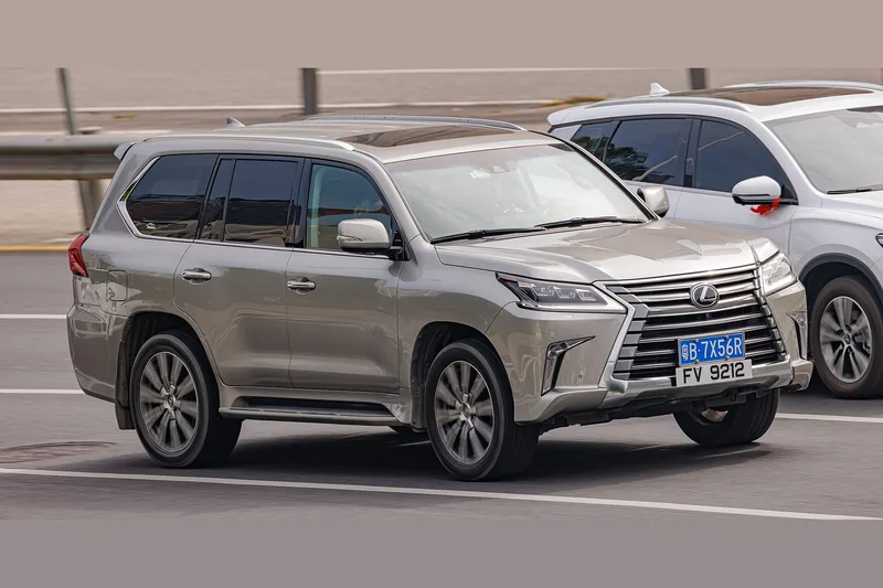 ภาพรถ Lexus LX 570 ตัวถัง J200 (2008-2021) คันจริง ใช้ประกอบการเลือกไซซ์ยางให้ตรงรุ่น