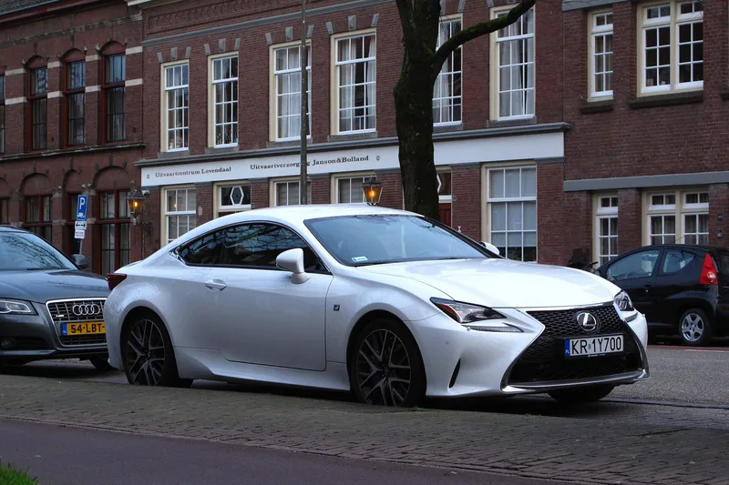 ภาพรถ Lexus RC ตัวถัง XC10 (2015-2022) คันจริง ใช้ประกอบการเลือกไซซ์ยางให้ตรงรุ่น