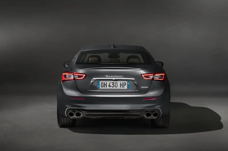 ภาพรถ Maserati Ghibli ของแท้จากสื่อทางการของผู้ผลิต ใช้ประกอบการเลือกไซซ์ยางให้ตรงรุ่น