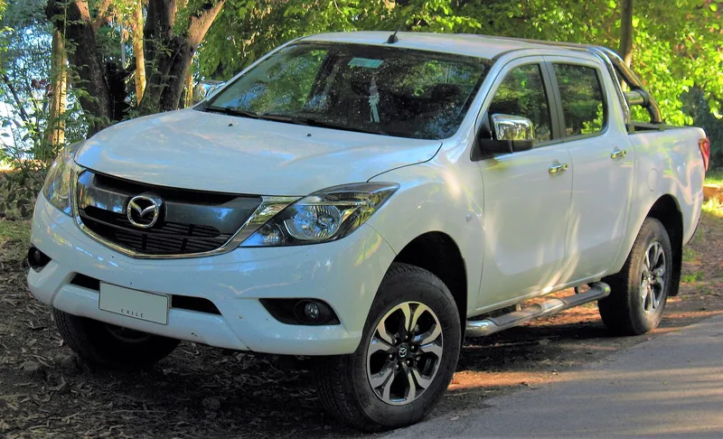 ภาพรถ Mazda BT-50 รุ่นเก่า คันจริง ใช้ประกอบการเลือกรุ่น