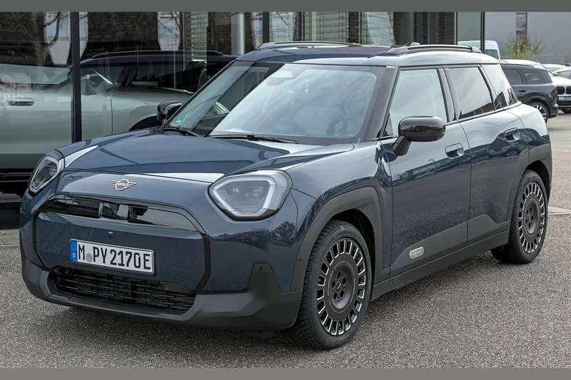 ภาพรถ MINI Aceman ไฟฟ้า ตัวถัง J05 (2024-ปัจจุบัน) คันจริง ใช้ประกอบการเลือกไซซ์ยางให้ตรงรุ่น