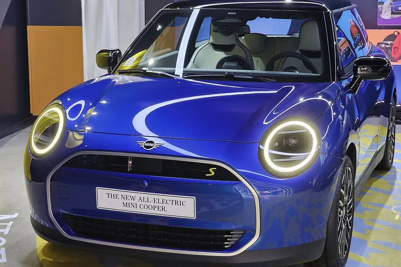 ภาพรถ Mini Cooper SE ไฟฟ้า ตัวถัง J01 (2024-ปัจจุบัน) คันจริง ใช้ประกอบการเลือกไซซ์ยางให้ตรงรุ่น