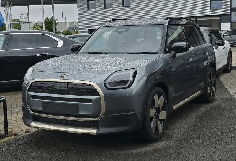 ภาพรถ MINI Countryman คันจริง ใช้ประกอบการเลือกไซซ์ยางให้ตรงรุ่น