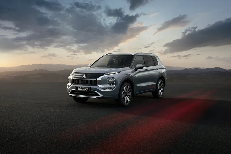 ภาพรถ Mitsubishi Outlander PHEV ของแท้จากสื่อทางการของผู้ผลิต ใช้ประกอบการเลือกไซซ์ยางให้ตรงรุ่น