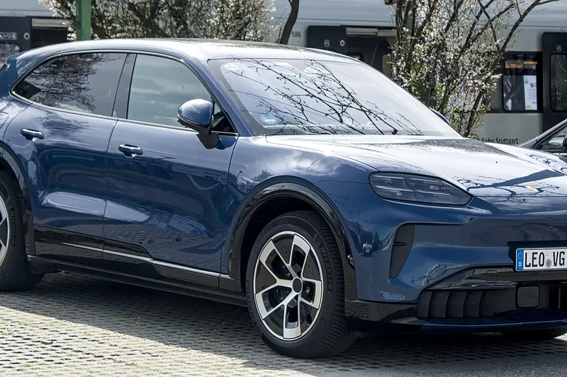 ภาพรถ Porsche Cayenne Electric (2026-ปัจจุบัน) คันจริง ใช้ประกอบการเลือกไซซ์ยางให้ตรงรุ่น