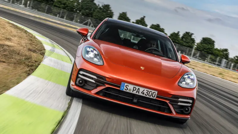 ภาพรถ Porsche Panamera ของแท้จากสื่อทางการของผู้ผลิต ใช้ประกอบการเลือกไซซ์ยางให้ตรงรุ่น