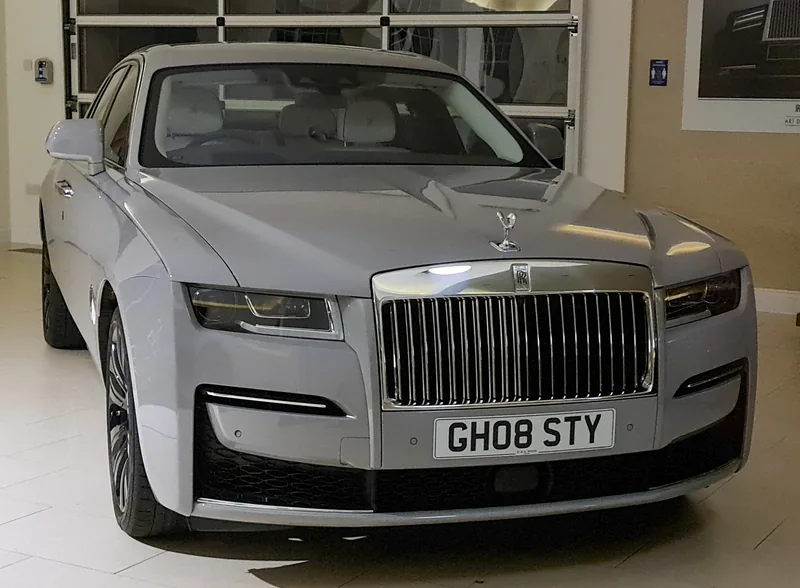 ภาพรถ Rolls-Royce Ghost คันจริง ใช้ประกอบการเลือกไซซ์ยางให้ตรงรุ่น