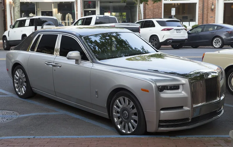 ภาพรถ Rolls-Royce Phantom คันจริง ใช้ประกอบการเลือกไซซ์ยางให้ตรงรุ่น