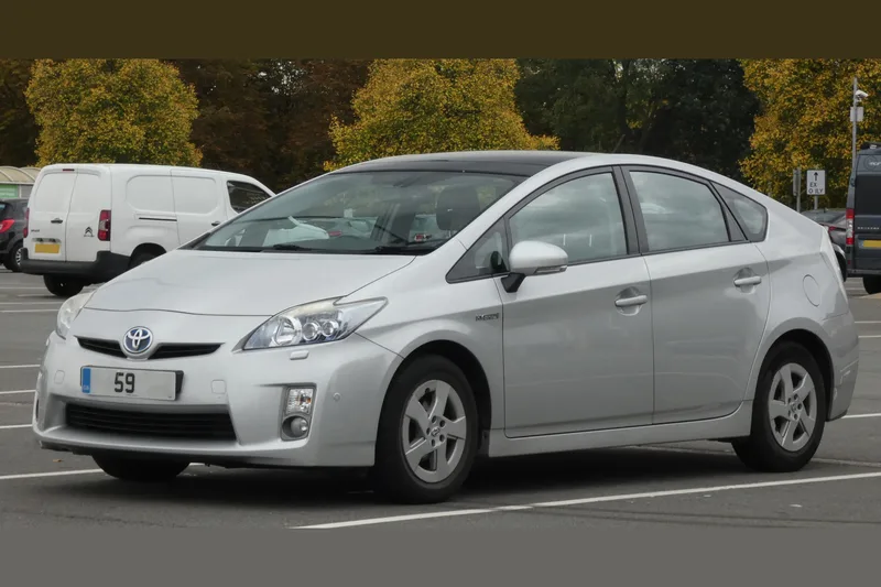 ภาพรถ Toyota Prius รุ่นที่ 3 (XW30) 2010-2016 คันจริง ใช้ประกอบการเลือกไซซ์ยางให้ตรงรุ่น