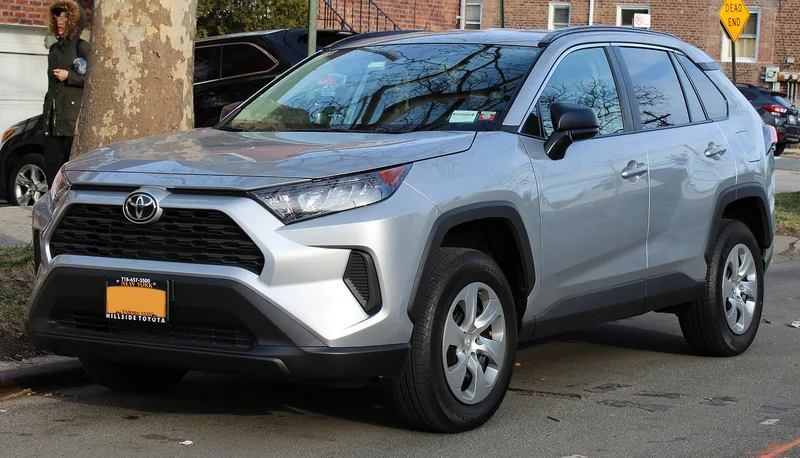 ภาพรถ Toyota RAV4 คันจริง ใช้ประกอบการเลือกไซซ์ยางให้ตรงรุ่น