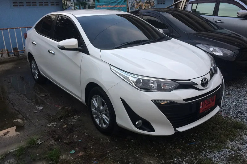 ภาพรถ Toyota Yaris ATIV รุ่นแรก คันจริง ใช้ประกอบการเลือกไซซ์ยางให้ตรงรุ่น