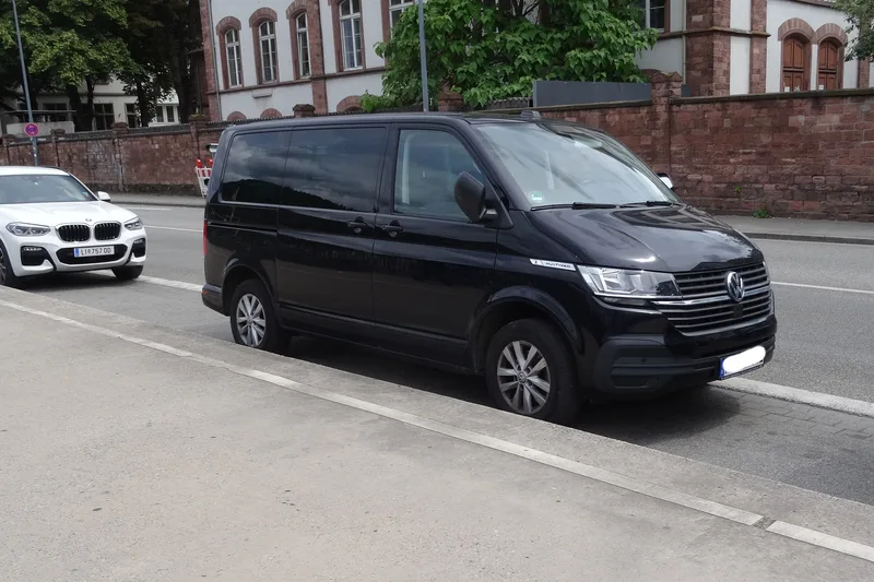 ภาพรถ Volkswagen Caravelle T6 / T6.1 (2016-2024) คันจริง ใช้ประกอบการเลือกไซซ์ยางให้ตรงรุ่น
