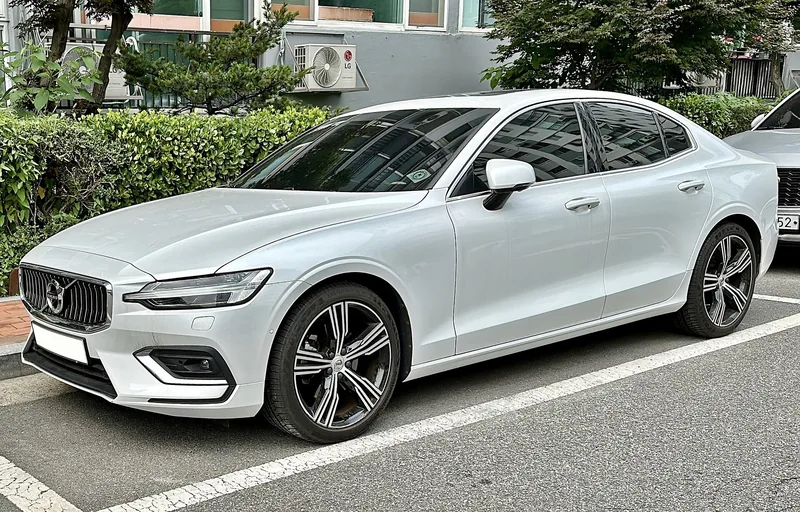 ภาพรถ Volvo S60 คันจริง ใช้ประกอบการเลือกไซซ์ยางให้ตรงรุ่น