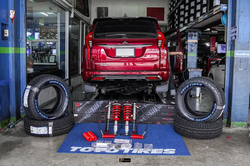 Pajero Sport บนลิฟต์ระหว่างเปลี่ยนโช้ค Profender ที่ร้าน TAIRODGROUP ถนนรัตนาธิเบศร์