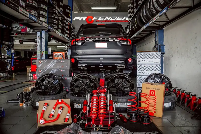 Ford Everest รุ่นใหม่ขึ้นลิฟต์ในร้าน ติดตั้งโช้ค Profender และล้อแม็ก