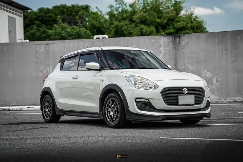 Suzuki Swift สีขาวของลูกค้าหลังเปลี่ยนล้อแม็กและยาง มุมหน้า