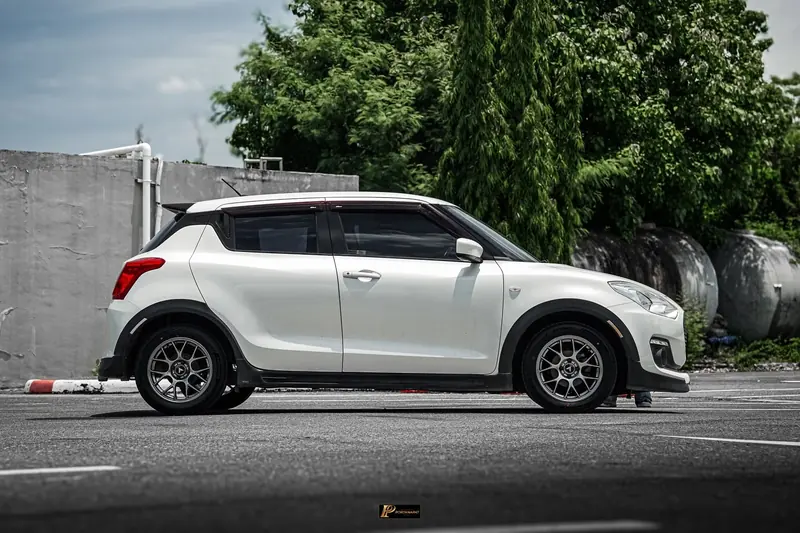 Suzuki Swift มุมด้านข้าง หลังเปลี่ยนล้อและยางใหม่