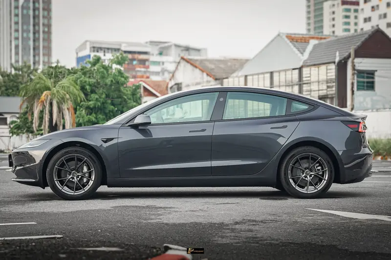 Tesla Model 3 ของลูกค้าหลังเปลี่ยนล้อและยางใหม่ มุมด้านข้าง
