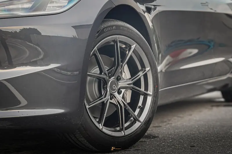 ล้อแม็กและยางใหม่บน Tesla Model 3 ระยะใกล้